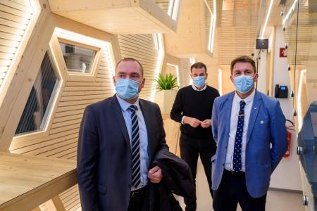Hišo kranjske čebele v Višnji Gori obiskal minister za kmetijstvo 15